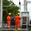 Công nhân Tổng Công ty Điện lực thành phố Hà Nội vận hành cung cấp điện cho các phụ tải trên địa bàn. (Ảnh: Ngọc Hà/TTXVN)