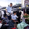 Lực lượng quản lý thị trường tỉnh Tuyên Quang kiểm tra, lập biên bản một cửa hàng kinh doanh quần áo có dấu hiệu giả mạo nhãn hiệu tại phường Minh Xuân, thành phố Tuyên Quang. (Ảnh: Quang Cường/TTXVN)
