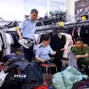Lực lượng quản lý thị trường tỉnh Tuyên Quang kiểm tra, lập biên bản một cửa hàng kinh doanh quần áo có dấu hiệu giả mạo nhãn hiệu tại phường Minh Xuân, thành phố Tuyên Quang. (Ảnh: Quang Cường/TTXVN)