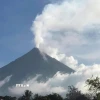 Núi lửa Mayon ở tỉnh Albay, Philippines phun khói bụi, ngày 8/6/2023. (Ảnh: AFP/TTXVN)
