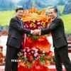 Đặc phái viên của Tổng Bí thư Tô Lâm, ông Lê Hoài Trung chúc mừng Tổng Bí thư Ban Chấp hành Trung ương Đảng Nhân dân cách mạng Lào khóa XII, Chủ tịch nước Lào Thongloun Sisoulith. (Ảnh: Xuân Tú/TTXVN)