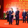 Thượng tướng Trịnh Văn Quyết (phải), Bí thư Trung ương Đảng, Chủ nhiệm Tổng cục Chính trị QĐND Việt Nam, trao Quyết định của Trung ương chỉ định chức danh Bí thư Tỉnh ủy Tuyên Quang (mới) cho ông Hầu A Lềnh. (Ảnh: Quang Cường/TTXVN)