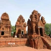 Tháp Pô Klông Garai là một quần thể gồm 3 ngôi tháp: tháp chính thờ tượng vua Pô Klông Garai, tháp cổng ở phía Đông và tháp Thần Lửa chếch phía Nam có mái hình thuyền. (Ảnh: Nhật Anh/TTXVN)