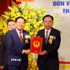 Ông Phan Đình Trạc (trái) trao Quyết định của Thủ tướng Chính phủ chỉ định ông Võ Tấn Đức, Phó Bí thư Tỉnh ủy, giữ chức Chủ tịch UBND tỉnh Đồng Nai (mới). (Ảnh: Sỹ Tuyên/TTXVN)