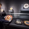 Ông Bernard Piguet, Giám đốc nhà đấu giá Piguet, cầm chiếc đĩa gốm của danh họa Pablo Picasso. (Nguồn: AFP)