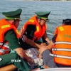 Sơ cứu và đưa ngư dân gặp nạn vào bờ. Ảnh minh họa. (Ảnh: TTXVN phát)