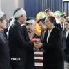 Phó Chủ tịch nước Lào Pany Yathotou chia buồn cùng gia đình nguyên Chủ tịch nước Trần Đức Lương. (Ảnh: TTXVN)