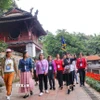 Khách du lịch Trung Quốc tham quan Văn Miếu-Quốc Tử Giám. (Ảnh: Tuấn Đức/TTXVN)