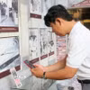 Du khách quét QR để tìm hiểu thông tin tại Nhà trưng bày thân thế, sự nghiệp Chủ tịch Tôn Đức Thắng, nằm trong Khu lưu niệm Chủ tịch Tôn Đức Thắng, thuộc xã Mỹ Hòa Hưng, tỉnh An Giang. (Ảnh: Công Mạo/TTXVN)