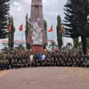 Đoàn cựu chiến binh phía Bắc chụp ảnh kỷ niệm tại Đài tưởng niệm Đăk Tô. (Nguồn: Vietnam+)