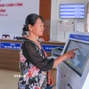 Người dân bấm số thứ tự để làm thủ tục hành chính tại Trung tâm phục vụ hành chính công xã Xuân Hồng, Ninh Bình. (Ảnh: Công Luật/TTXVN)