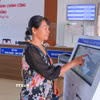 Người dân bấm số thứ tự để làm thủ tục hành chính tại Trung tâm phục vụ hành chính công xã Xuân Hồng, Ninh Bình. (Ảnh: Công Luật/TTXVN)