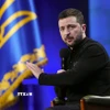 Tổng thống Ukraine Volodymyr Zelensky phát biểu tại cuộc họp báo ở Kiev. (Ảnh: Kyodo/TTXVN)