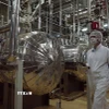 Nhân viên kỹ thuật làm việc bên trong cơ sở hạt nhân Isfahan, nằm cách thủ đô Tehran khoảng 420km về phía Nam. (Ảnh: AP/TTXVN)