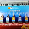 Các đại biểu ấn nút khởi công nhà máy Điện gió Quảng Ninh 1. (Ảnh: Đức Hiếu/TTXVN)