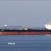 Tàu chở dầu di chuyển qua eo biển Hormuz. (Ảnh: Reuters/TTXVN)