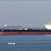 Tàu chở dầu di chuyển qua eo biển Hormuz. (Ảnh: Reuters/TTXVN)