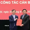 Giáo sư-Tiến sỹ Nguyễn Xuân Thắng trao quyết định bổ nhiệm Phó Giám đốc Học viện Chính trị quốc gia Hồ Chí Minh, Phó Chủ tịch Hội đồng Lý luận Trung ương đối với Phó Giáo sư-Tiến sỹ Nguyễn Mạnh Hùng. (Ảnh: TTXVN phát)