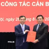 Giáo sư-Tiến sỹ Nguyễn Xuân Thắng trao quyết định bổ nhiệm Phó Giám đốc Học viện Chính trị quốc gia Hồ Chí Minh, Phó Chủ tịch Hội đồng Lý luận Trung ương đối với Phó Giáo sư-Tiến sỹ Nguyễn Mạnh Hùng. (Ảnh: TTXVN phát)
