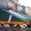 Nhiều cửa hàng tại Nghệ An bị đổ sập do mưa bão. (Ảnh: Trịnh Duy Hưng/TTXVN)