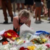 Người dân đặt hoa tưởng niệm các nạn nhân trong vụ xả súng tại bãi biển Bondi ở Sydney, Australia. (Ảnh: THX/TTXVN)
