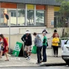 Các cử tri Australia đi bỏ phiếu tại khu vực bầu cử Kingsford Smith. (Ảnh: Thanh Tú/TTXVN)
