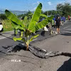 Một đoạn đường bị nứt sau động đất tại tỉnh Nam Cotabato, Philippines ngày 8/6. (Ảnh: THX/TTXVN)