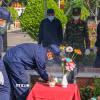 Lực lượng chuyên môn tiến hành đưa hài cốt liệt sỹ ra khỏi mộ để lấy mẫu giám định. (Ảnh: Thanh Liêm/TTXVN)