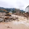 Sở Xây dựng phối hợp với Ban 2, Bộ Xây dựng tập trung nhân lực, phương tiện, máy móc, nguyên vật liệu gấp rút thông tuyến nhanh nhất, tránh ùn tắc trên Quốc lộ 32 đoạn qua xã Mường Than. (Ảnh: Quý Trung/TTXVN)