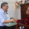 Ông Nguyễn Phước Lộc thăm hỏi sức khỏe Mẹ Việt Nam Anh hùng Bùi Thị Đay. (Ảnh: Huỳnh Sơn/TTXVN)
