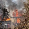 Ngôi nhà bị thiêu rụi do cháy rừng tại Varnavas, Hy Lạp. (Ảnh: THX/TTXVN)