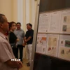 Người dân tham quan trưng bày. (Ảnh: Thu Hương/TTXVN)