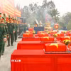 Khối lực lượng vũ trang thực hiện nghi thức tiễn đưa anh linh các Anh hùng liệt sỹ về nơi an nghỉ cuối cùng. (Ảnh: Nhật Bình/TTXVN)