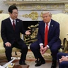 Tổng thống Lee Jae Myung (trái) hội đàm với Tổng thống Mỹ Donald Trump tại Washington DC., ngày 25/8. (Ảnh: YONHAP/TTXVN)