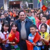 Thủ tướng Phạm Minh Chính với học sinh tham dự Lễ khởi công dự án Trường tiểu học Cẩm Thạch. (Ảnh: Dương Giang/TTXVN)