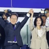 Ông Lee Jae-myung (trái) mừng chiến thắng sau khi đắc cử Tổng thống Hàn Quốc. (Ảnh: YONHAP/TTXVN)