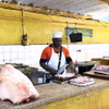 Một quầy thịt lợn trong chợ nông sản 19B ở La Habana (Cuba). (Ảnh: Ngọc Duy/TTXVN)