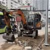 Dự án mở rộng đường Nguyễn Tuân hiện đã đạt khoảng 80-85% khối lượng công việc, công nhân đang gấp rút hoàn thiện các chi tiết kỹ thuật trên công trường. (Ảnh: Quốc Lũy/TTXVN)