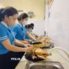 Các nhà trường chủ động kiểm soát chất lượng, nguồn gốc thực phẩm tại bếp ăn bán trú. (Ảnh: TTXVN phát)