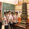 Giáo viên và học sinh tham quan trưng bày chuyên đề. (Ảnh: Thu Hương/TTXVN)