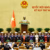 Chủ tịch Quốc hội Trần Thanh Mẫn tặng hoa chúc mừng Thủ tướng, Phó Thủ tướng Chính phủ, Bộ trưởng và thành viên khác của Chính phủ nhiệm kỳ 2026-2031. (Ảnh: Doãn Tấn/TTXVN)