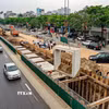 Công nhân triển khai lắp đặt cống đúc sẵn tại tuyến Võ Chí Công. (Ảnh: Trung Nguyên/TTXVN)