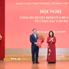 Đồng chí Bùi Thị Minh Hoài, Ủy viên Bộ Chính trị, Bí thư Trung ương Đảng, Bí thư Đảng ủy Mặt trận Tổ quốc, các đoàn thể Trung ương, Chủ tịch Ủy ban Trung ương Mặt trận Tổ quốc Việt Nam, trao quyết định cho đồng chí Nguyễn Phi Long. (Ảnh: TTXVN phát)