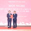 Ủy viên Bộ Chính trị, Thường trực Ban Bí thư Trần Cẩm Tú trao Quyết định của Bộ Chính trị cho đồng chí Trần Đức Thắng. (Ảnh: Phương Hoa/TTXVN)