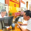 Giải quyết thủ tục hành chính cho người dân tại Trung tâm phục vụ hành chính công xã Đông Trạch, Quảng Trị. (Ảnh: TTXVN phát)