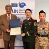 Ngài Harinder Sood, Trưởng Cơ quan Huấn luyện tích hợp (ITS), trao chứng nhận Khóa huấn luyện UNSOC của Cục Gìn giữ hòa bình Việt Nam đạt chuẩn huấn luyện tiền triển khai của Liên hợp quốc.