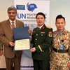 Ngài Harinder Sood, Trưởng Cơ quan Huấn luyện tích hợp (ITS), trao chứng nhận Khóa huấn luyện UNSOC của Cục Gìn giữ hòa bình Việt Nam đạt chuẩn huấn luyện tiền triển khai của Liên hợp quốc.