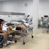 Cấp cứu người bị thương tại bệnh viện đa khoa Bình Thuận. (Ảnh: TTXVN phát)