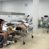 Cấp cứu người bị thương tại bệnh viện đa khoa Bình Thuận. (Ảnh: TTXVN phát)