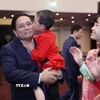 Thủ tướng Phạm Minh Chính và Phu nhân với cộng đồng người Việt Nam tại Estonia. (Ảnh: Dương Giang/TTXVN)
